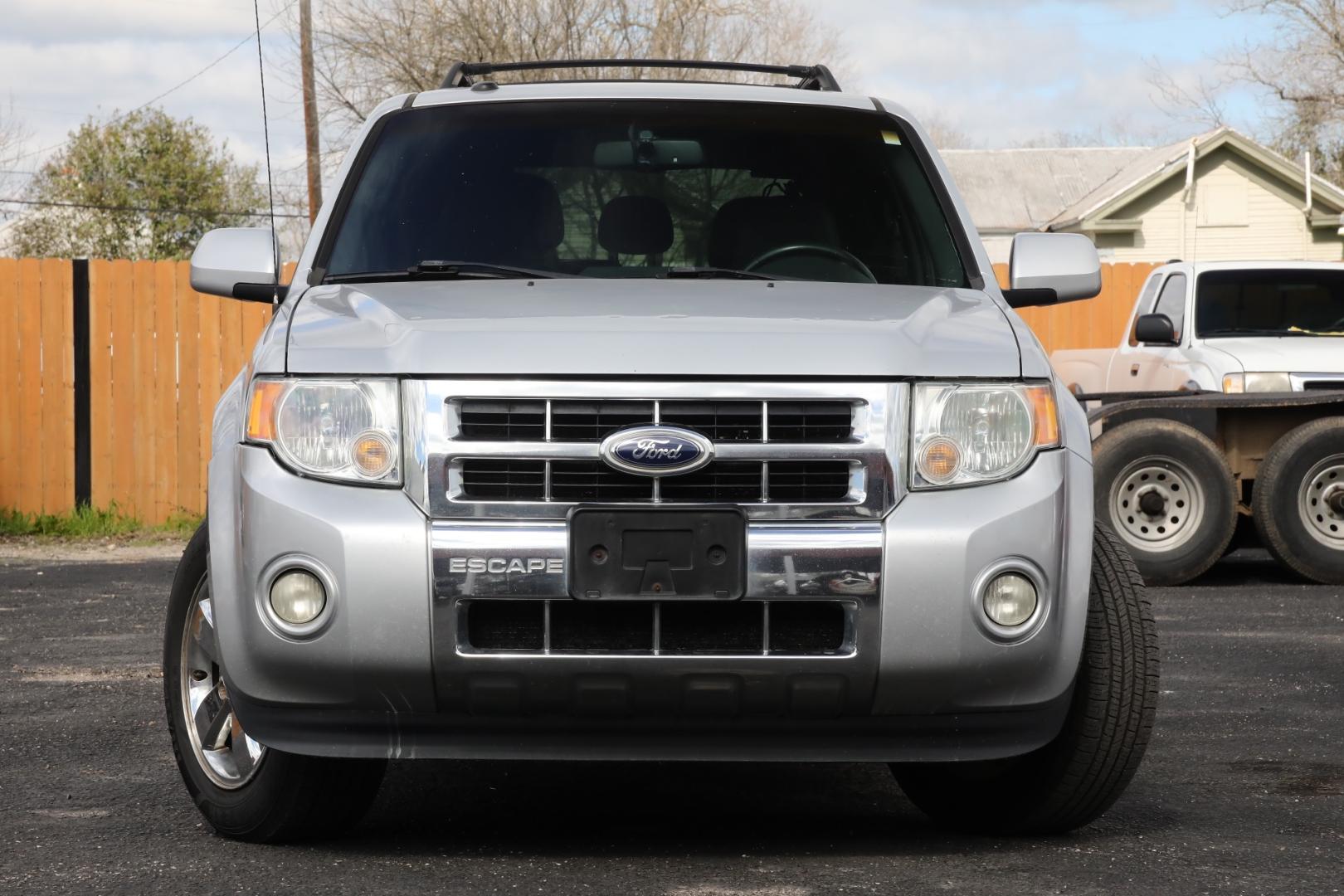 2012 SILVER FORD ESCAPE Limited FWD (1FMCU0EG2CK) with an 3.0L V6 DOHC 24V engine, 6-SPEED AUTOMATIC transmission, located at 420 E. Kingsbury St., Seguin, TX, 78155, (830) 401-0495, 29.581060, -97.961647 - Photo#1